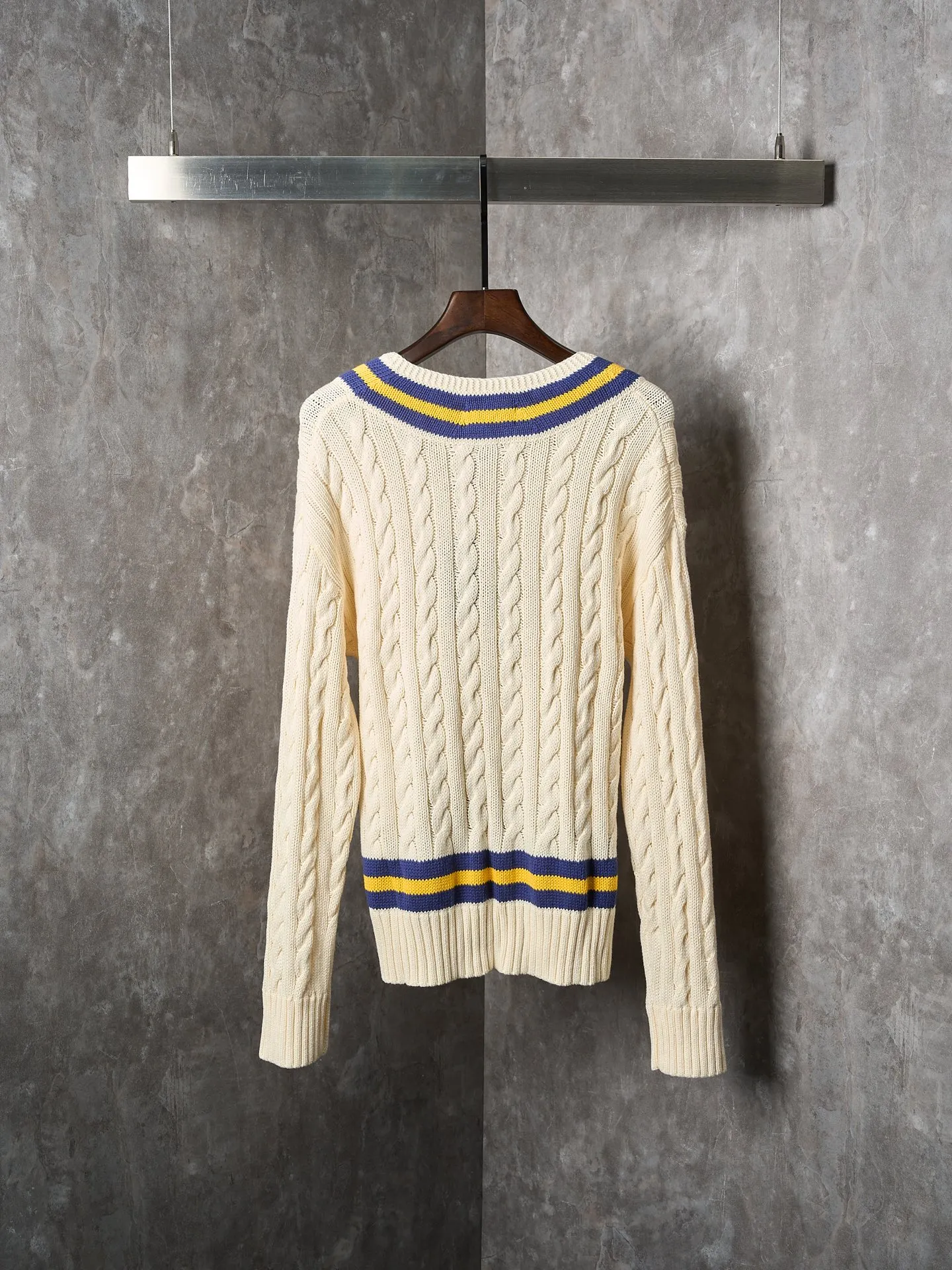 P450 Actual hanging auction] Ralph Lauren/Ralph Lauren tennis cable knitted long-sleeved V-neck sweater [Ready stock] S M L The crossed tennis racket pattern and RLTC lettering on the chest are a clever tribute to the brand's sports spirit. It has an atmosphere of freedom and vitality and is highly recognizable. It interprets high-end style with unique details and paints an enchanting artistic picture. It adopts imported machine embroidery technology and uses advanced computer control systems and precision mechanical components to realize the tennis racket pattern and RLTC lettering embroidery. High precision. The lines are smooth and delicate. Three-dimensional cable weaving. Through clever shifting and interweaving of coils. Cross-shift adjacent coils to form a twisting effect. The lines are smooth and regular. Time-consuming and labor-intensive. Garment washing water is softened and deodorized. The clothes are deeply cleaned and deodorized through professional washing equipment and specific detergents. The feel and appearance of the clothes are improved, and the fit is improved.